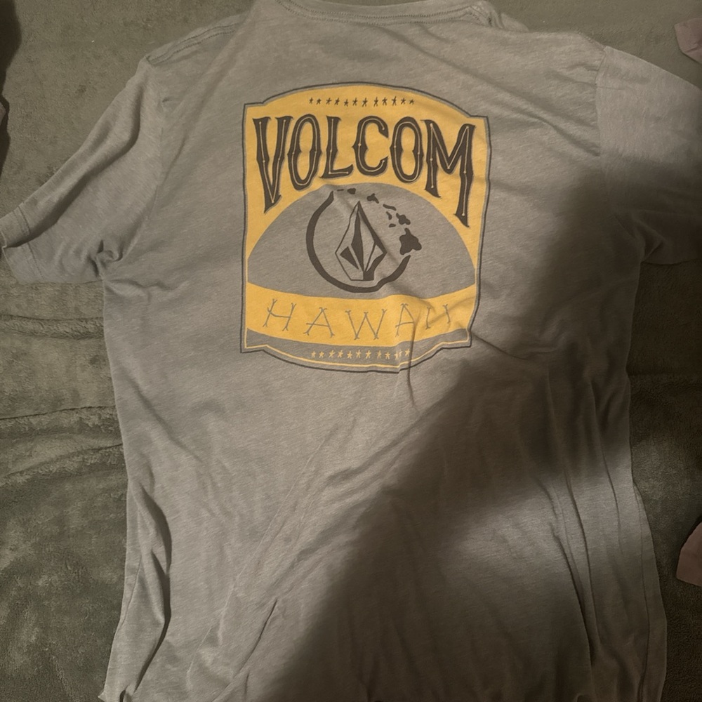 Volcom Hawaii Logo Tee in Gray and Yellow